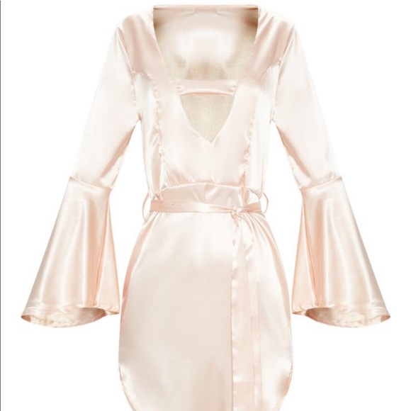 PrettyLittleThing Satin frill sleeve dress - Picture 2 of 5